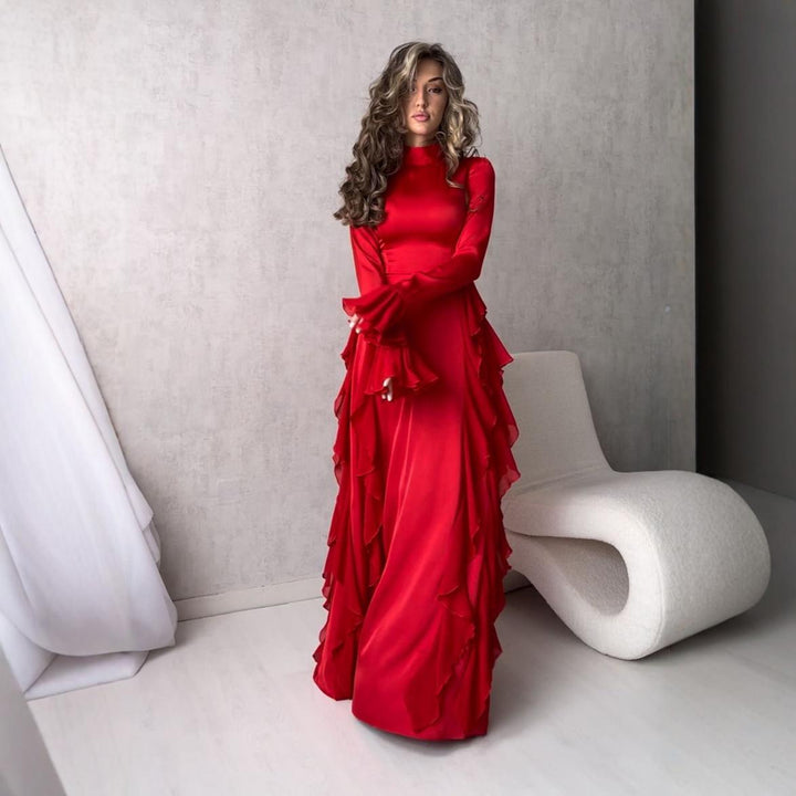 Dame Elegante Maxi Kjole med Voluminøse Ruffle Detaljer og Skinnende Finish