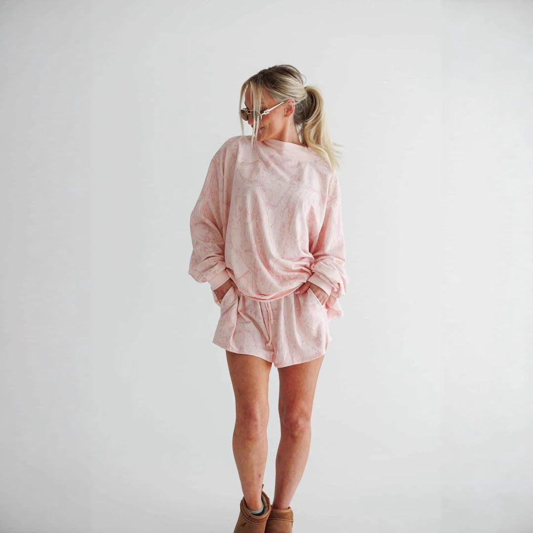 Kvinders afslappede sweatshirt og shorts sæt med høj stående krave og elastiske detaljer Skovae