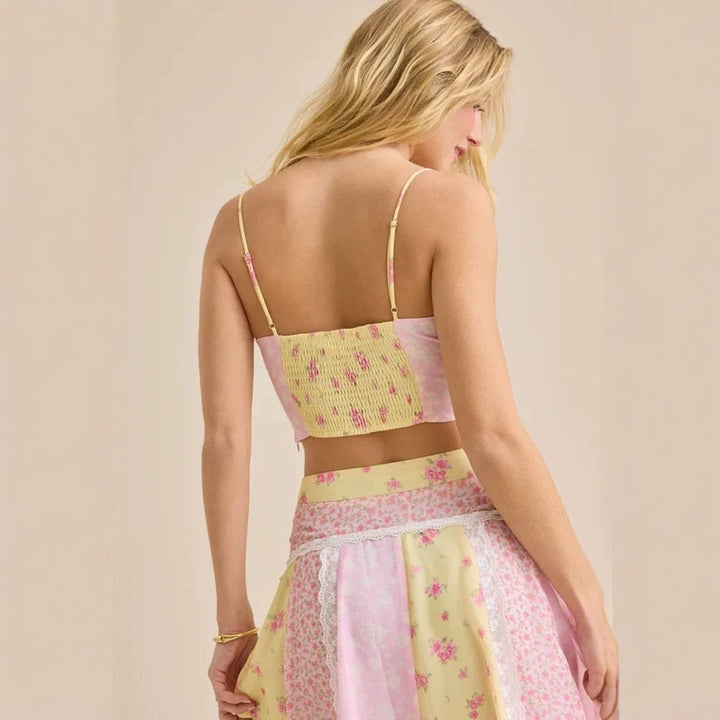 Dame nan romantisk Crop-Top med spaghetti stropper og lagdelt patchwork maxiskørt Skovae