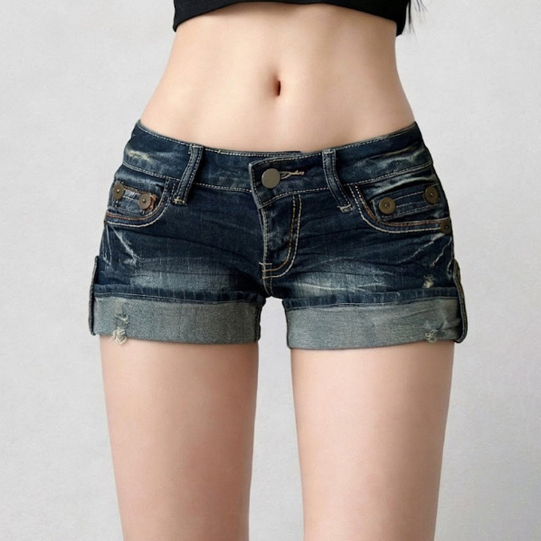 Dame casual denim shorts med fashionable distressed detaljer og ombukket kant Skovae