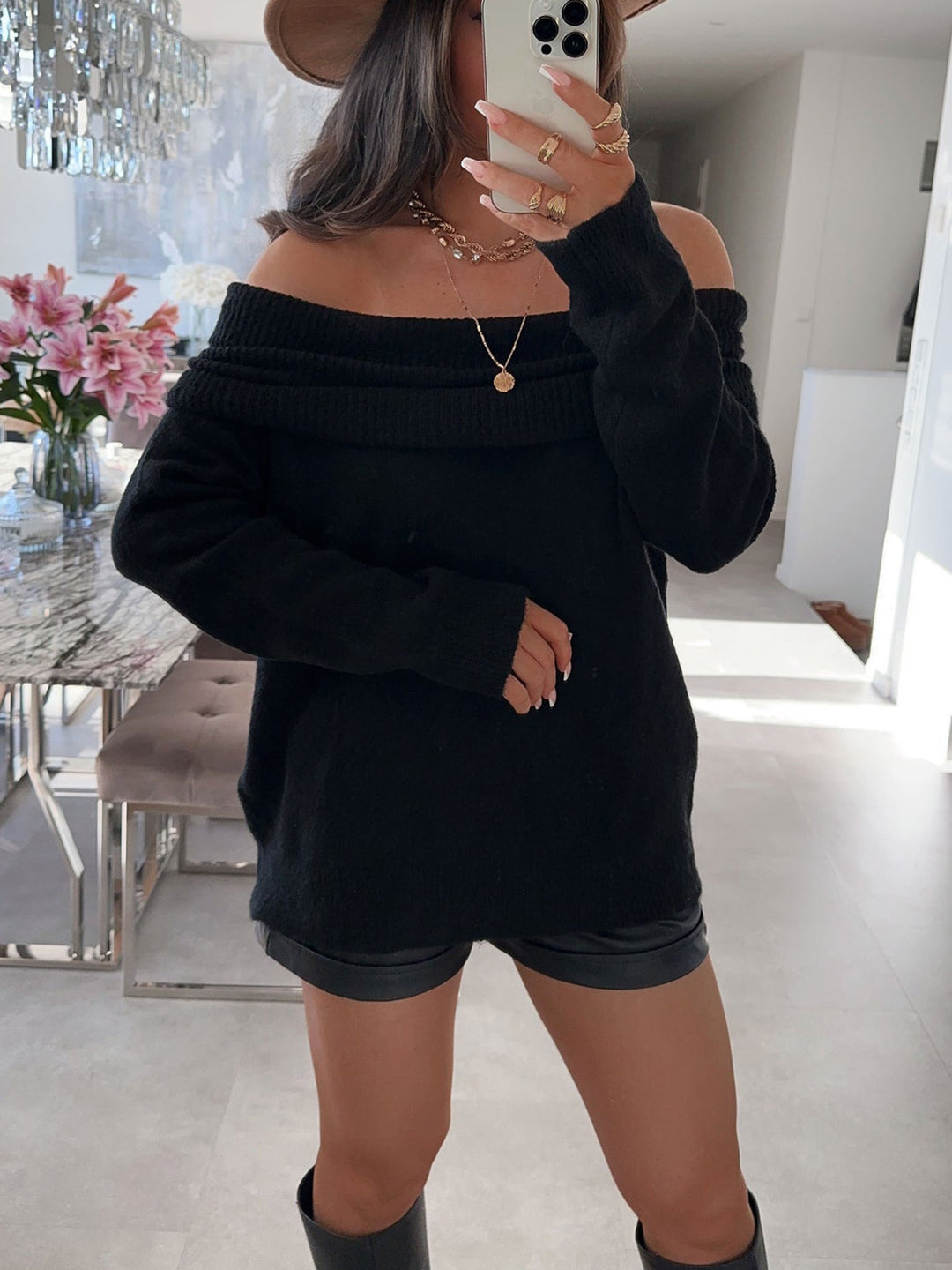 Kvinders off-shoulder sweater lavet af blødt strik med ribbede detaljer Stilla