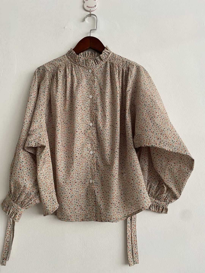 Damebluse med voluminøse ærmer og blomster mønster Stilla