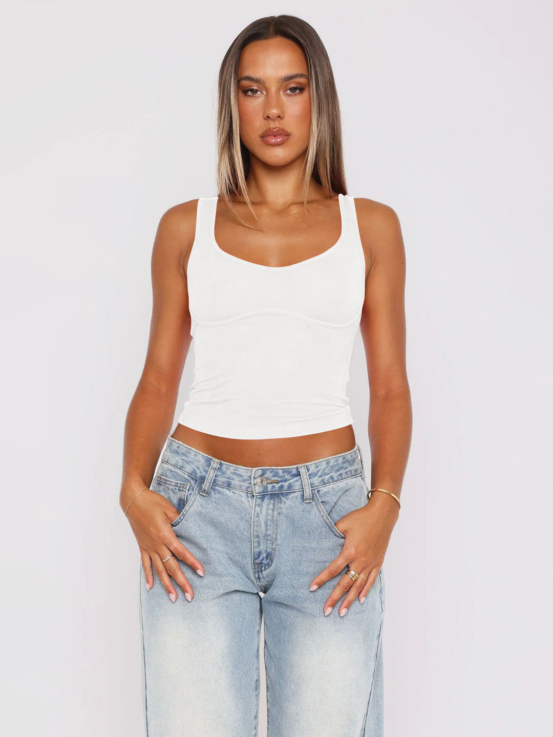 Dame crop-top med brede stropper og integreret bustier Stilla