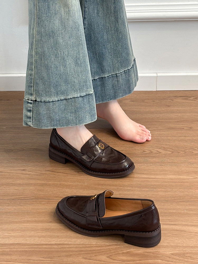 Dame elegante klumpet slippers med dekorativt gyldent accent Stilla