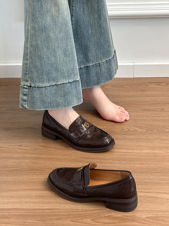 Dame elegante klumpet slippers med dekorativt gyldent accent Stilla