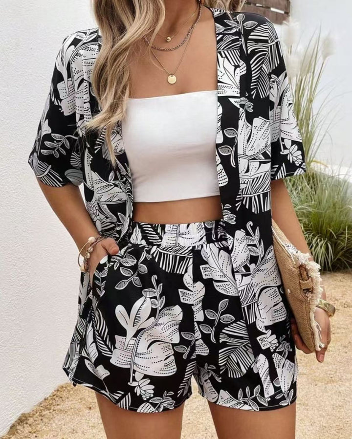 Dame sæt med afslappet bluse og shorts i floralt design Stilla