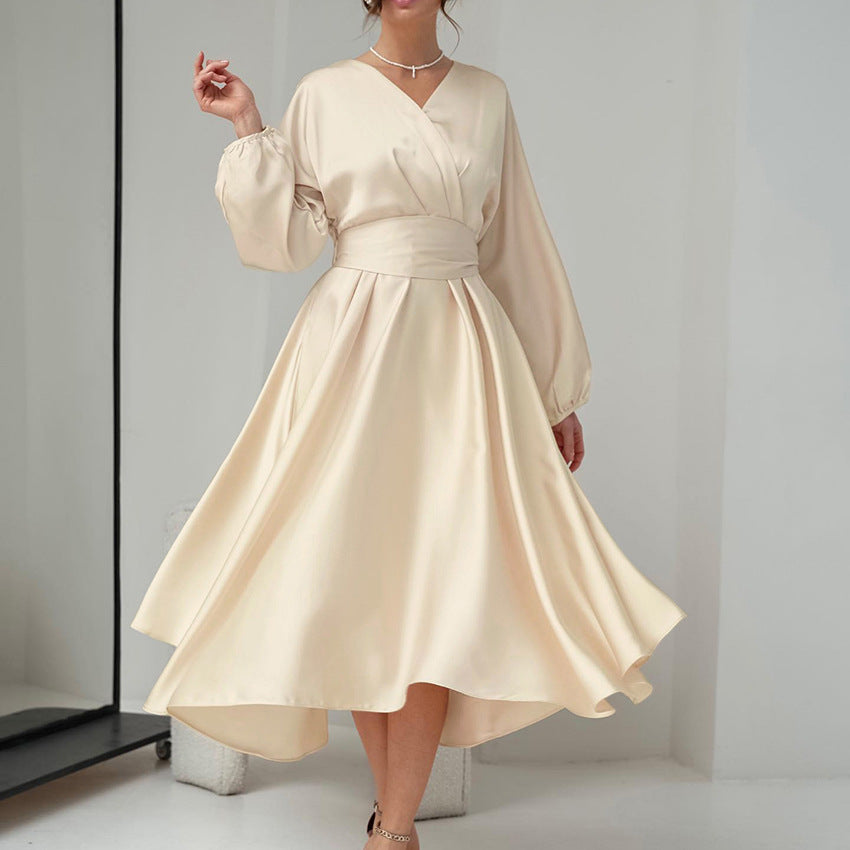 Dame omslagkjole med voluminøse ærmer og elegant satin-finish Stilla