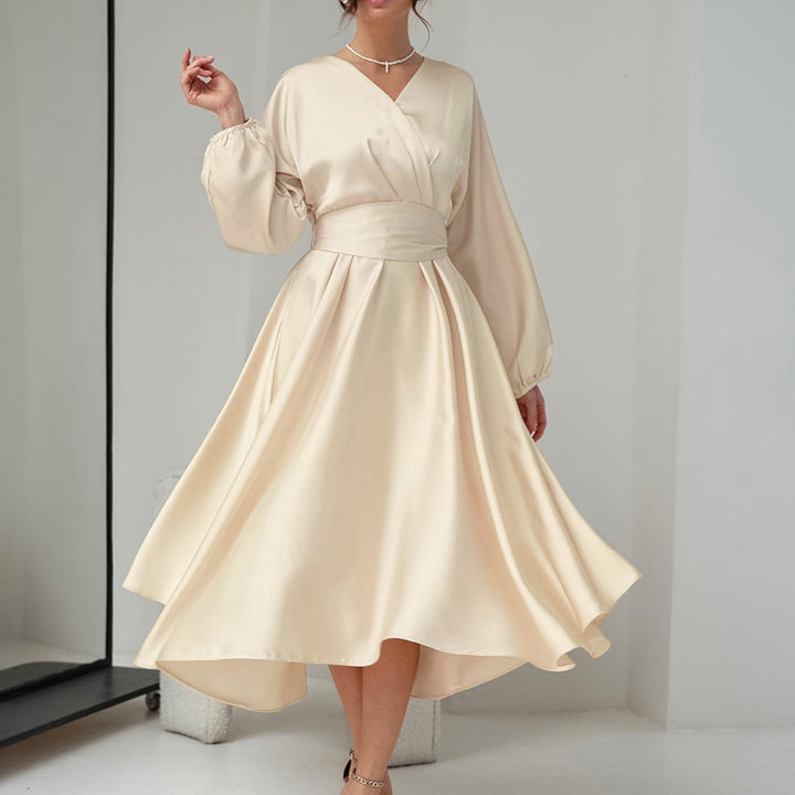 Dame omslagkjole med voluminøse ærmer og elegant satin-finish Stilla