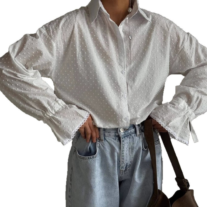 Dame bluse top med elegante flæse detaljer og fin tekstur Stilla