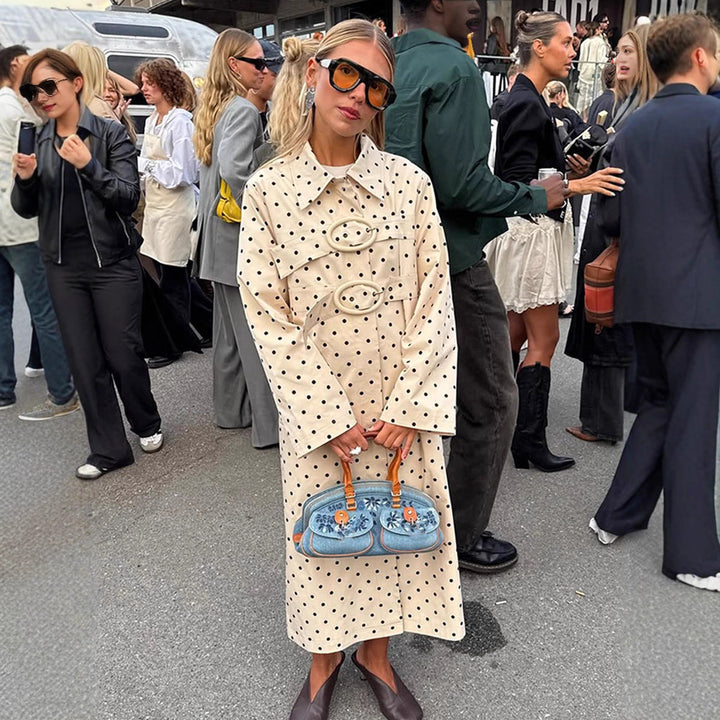 Dame trenchcoat med stilfulde prikker og mode detaljer Stilla