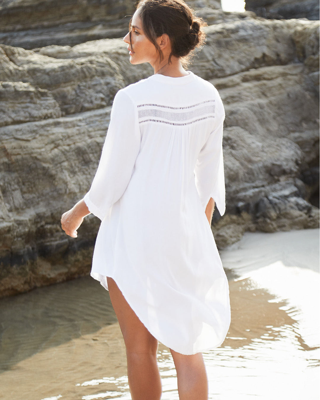 Dame Strandbluse med elegant knaplukning og fint broderi Stilla