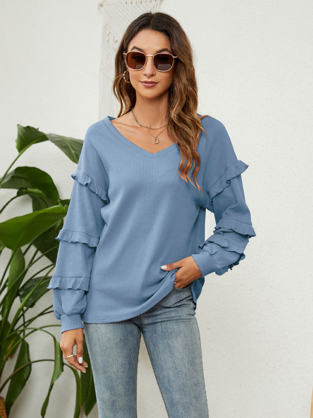 Dame V-hals pullover med rufflelementer og løs pasform Stilla