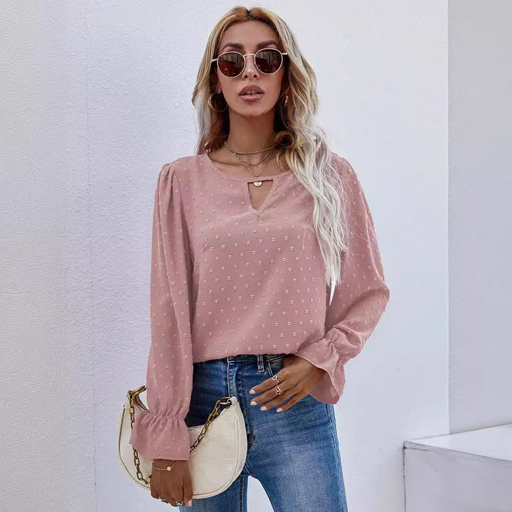 Damebluse med moderigtige klokkeærmer og dekorativ nøgleudskæring Stilla