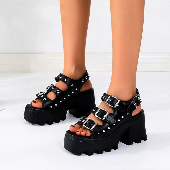 Dame Plateau Sandaler med justerbare Remme og elegante Nitter Stilla
