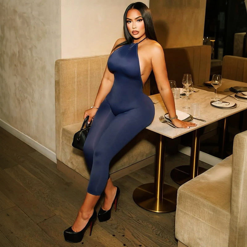 Dame Elegant og figurtilpasset jumpsuit med høj krave og diskret design Skovae