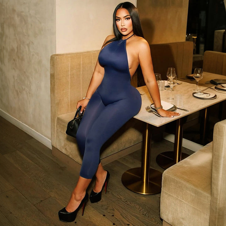 Dame Elegant og figurtilpasset jumpsuit med høj krave og diskret design Skovae