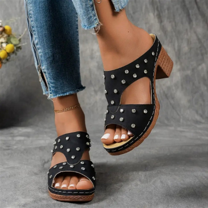 Dame platform-sandaler med modische nitter og komfortabelt fodbeds Stilla