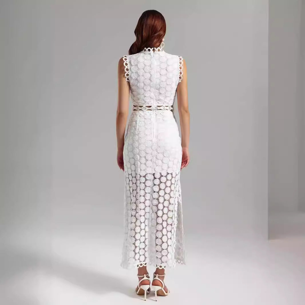 Kvinders elegante blonde maxikjole med transparente indsatser og dekorative flæse-detaljer