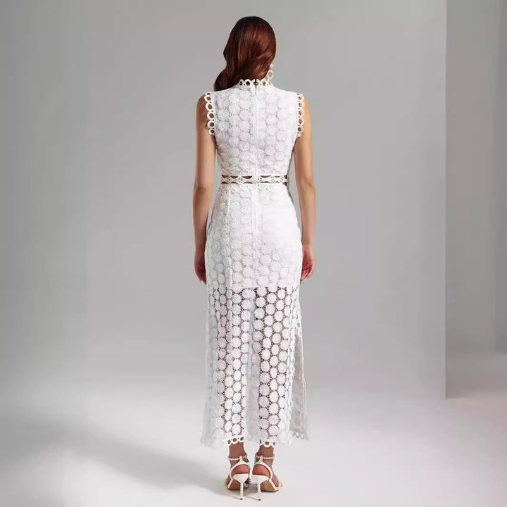Kvinders elegante blonde maxikjole med transparente indsatser og dekorative flæse-detaljer
