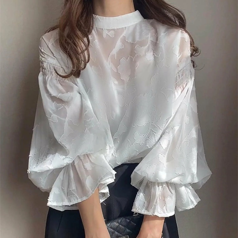 Kvindernes elegante bluse med blomsterbroderi og voluminøse ærmer Stilla