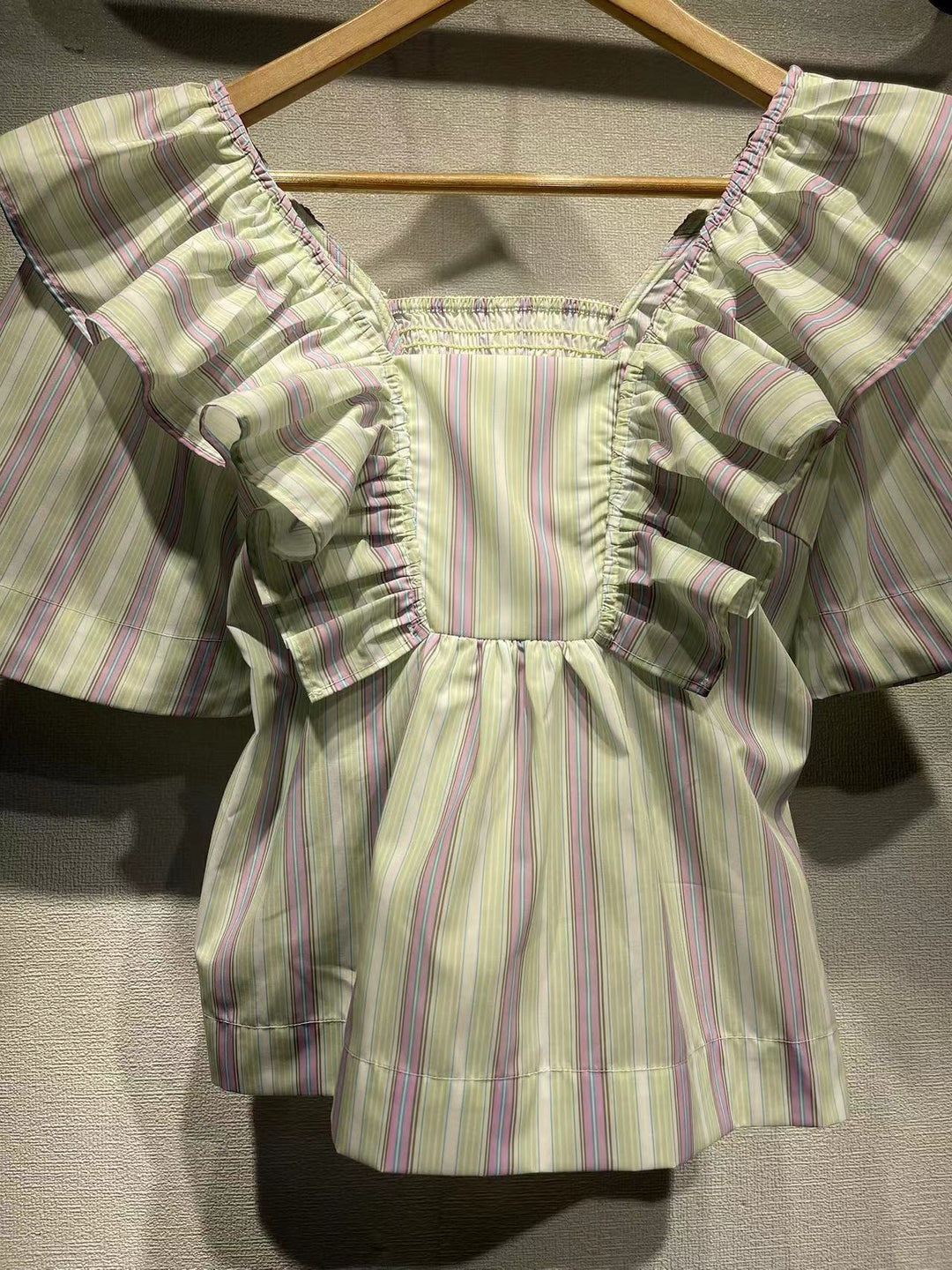 Damebluse med voluminøse flæser og elegant stribet design Stilla