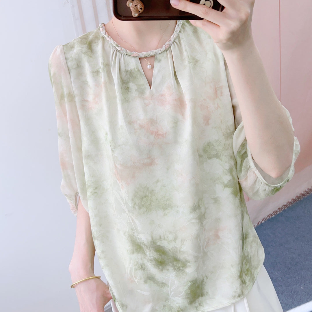Damebluse med fine flæsedetaljer og blomstret design Stilla