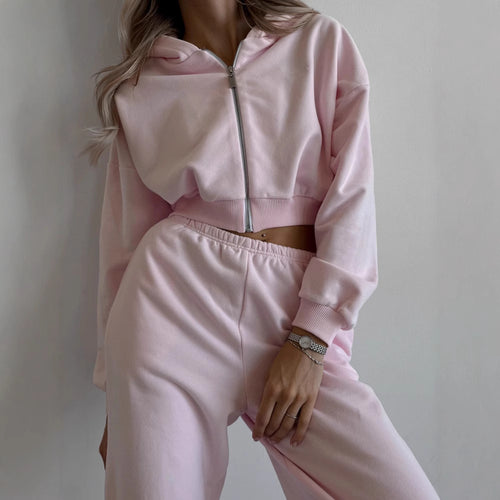 Kvinders sporty loungewear sæt lavet af blødt fleece med moderne cropped design
