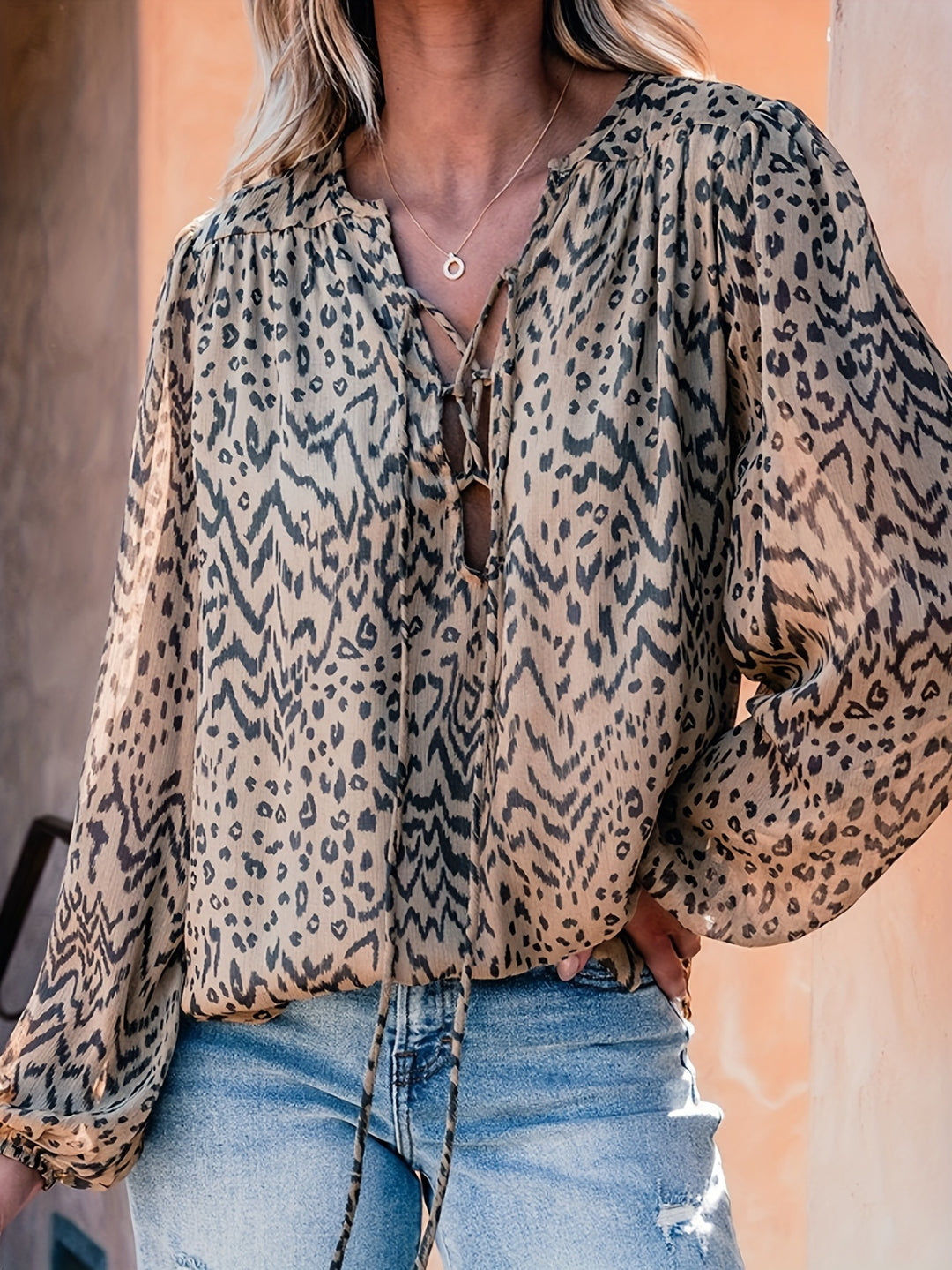 Dame Flydende Safari-Print-Bluse med Bindebånd Stilla