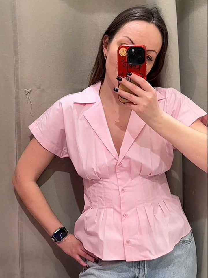 Dame taljeret bluse med detaljerede folder og elegant knaplukning Stilla