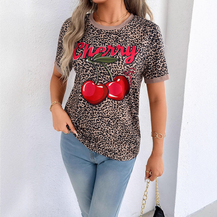 Dame afslappet T-shirt med leopardmønster og frisk kirsebærprint Skovae