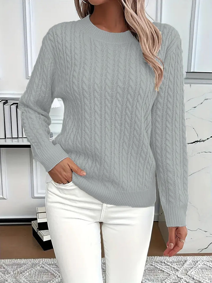 Kvinders strikket sweater med elegant kabeldesign Stilla