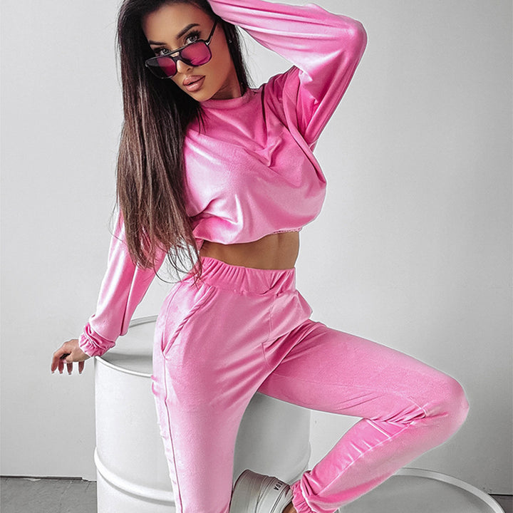 Kvinders stilfulde sportsæt med cropped top og komfortable bukser Skovae
