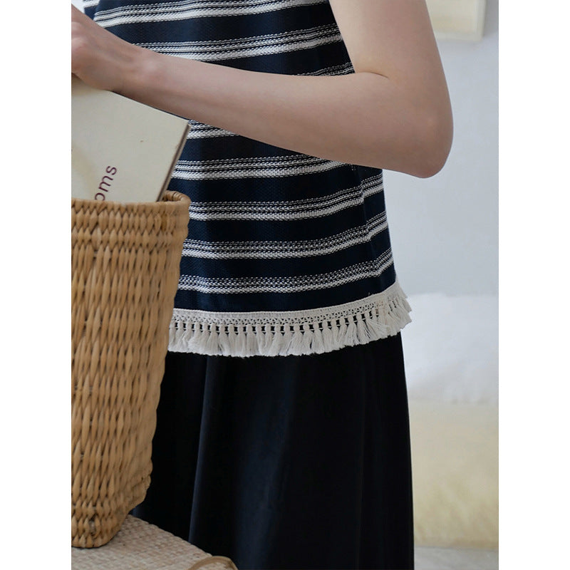 Dame afslappet top med fin stribet look og trendy frynsedekoration Stilla