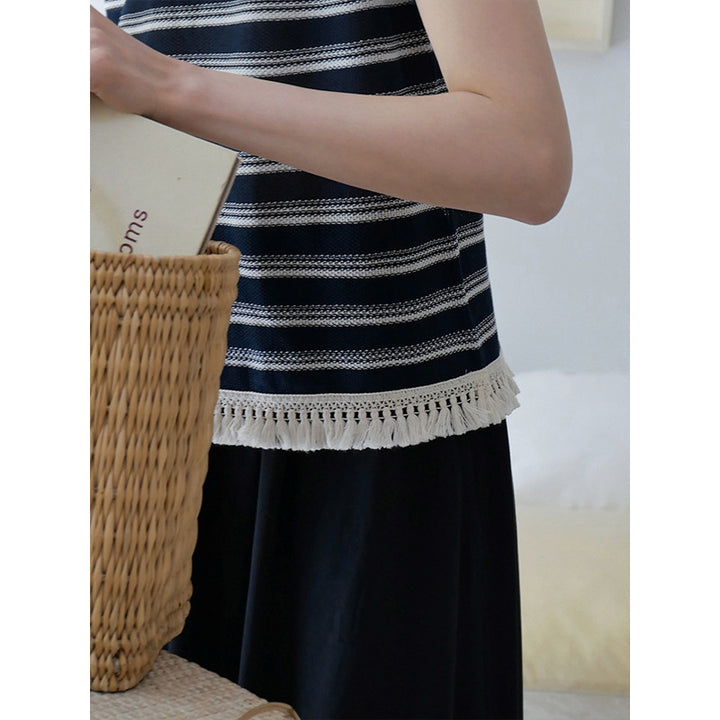Dame afslappet top med fin stribet look og trendy frynsedekoration Stilla
