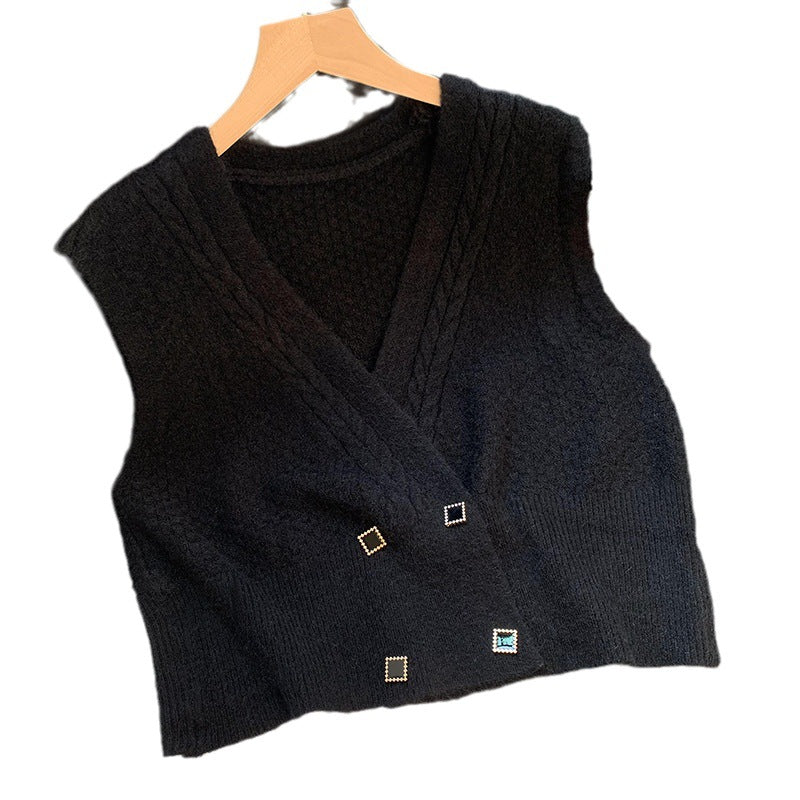Dame strikket vest med moderne kabelmønster og elegante knapdetaljer Stilla