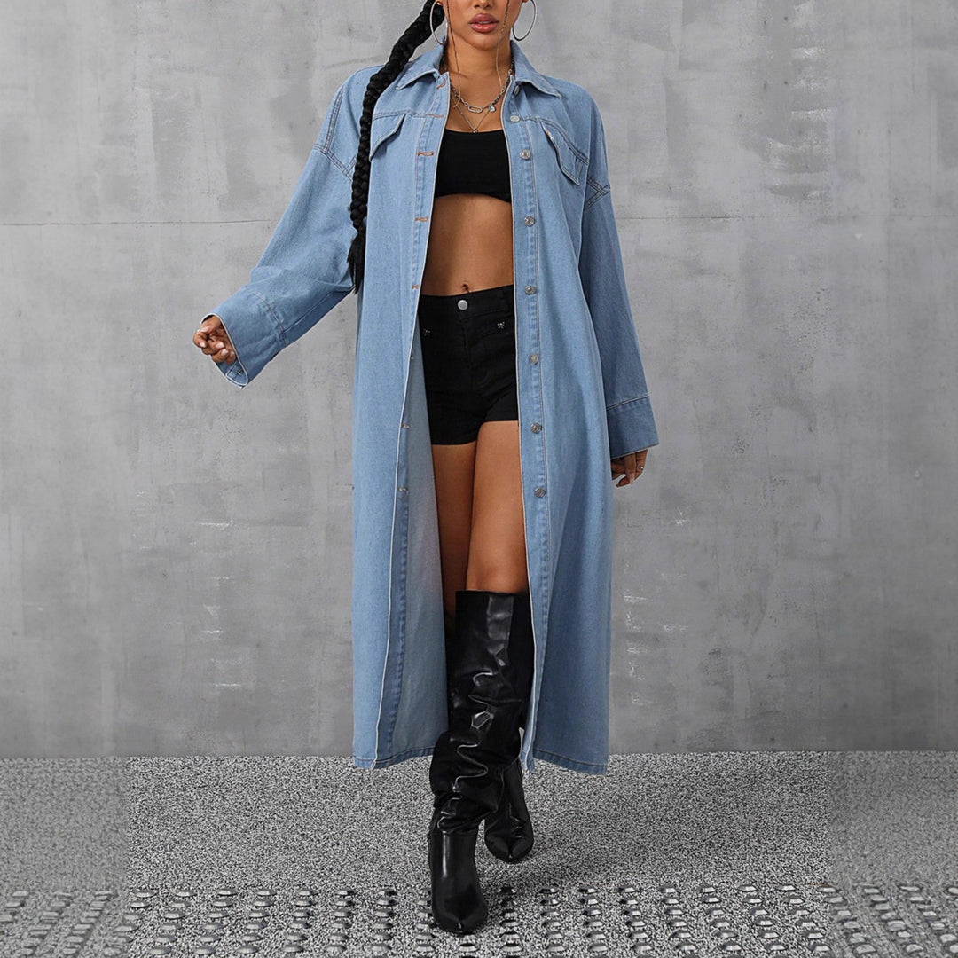 Kvinders denim maxi jakke i en afslappet oversized skæring med komfortable trykknapper og praktiske lommer Stilla