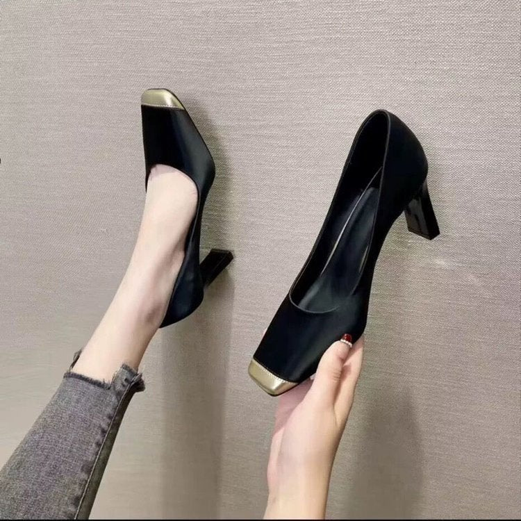 Dame Elegant og behagelige pumps med gyldne akcentdekorationer Stilla