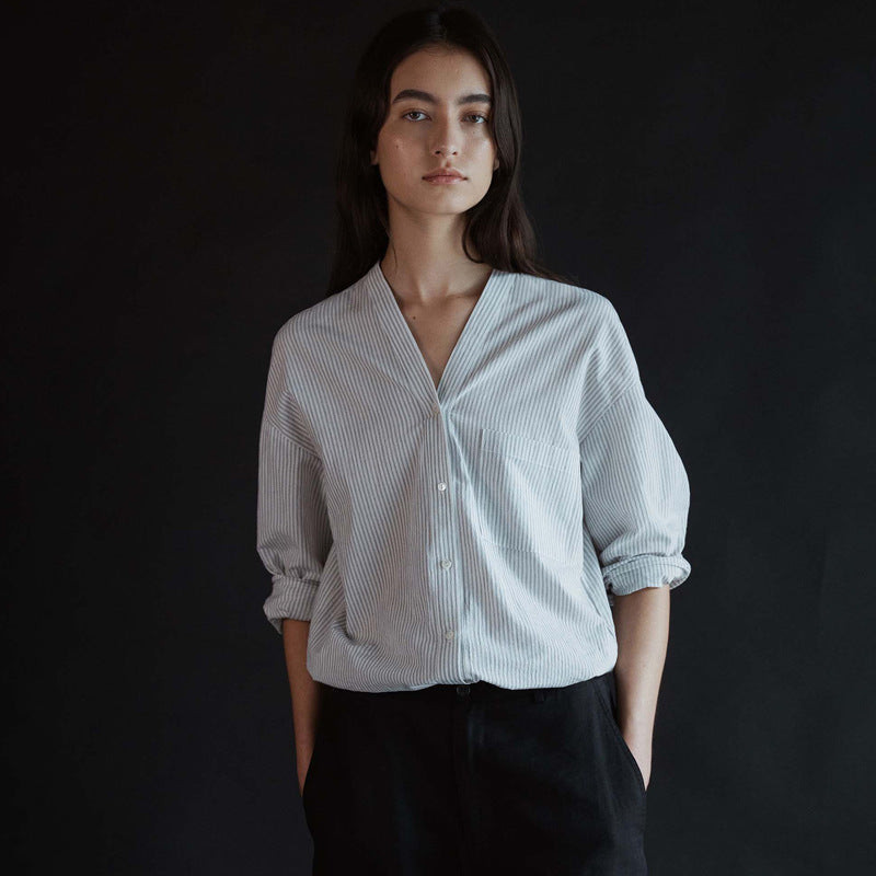 Dame casual stribet bluse med V-hals og dekorative knapper Stilla