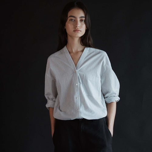 Dame casual stribet bluse med V-hals og dekorative knapper Stilla