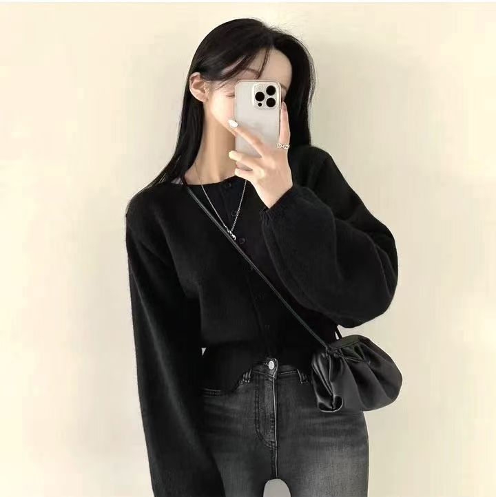 Kvinders crop sweater med knapdetalje og oversized ærmer Stilla