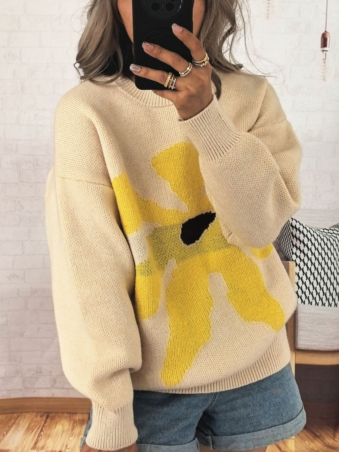 Kvinders afslappede strikket sweater med farverigt blomster mønster og sænkede skuldre Stilla