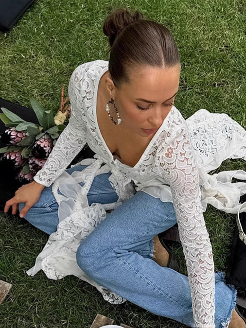Dame chiffon-bluse med romantiske flæsedetaljer og elegant knapdesign Stilla