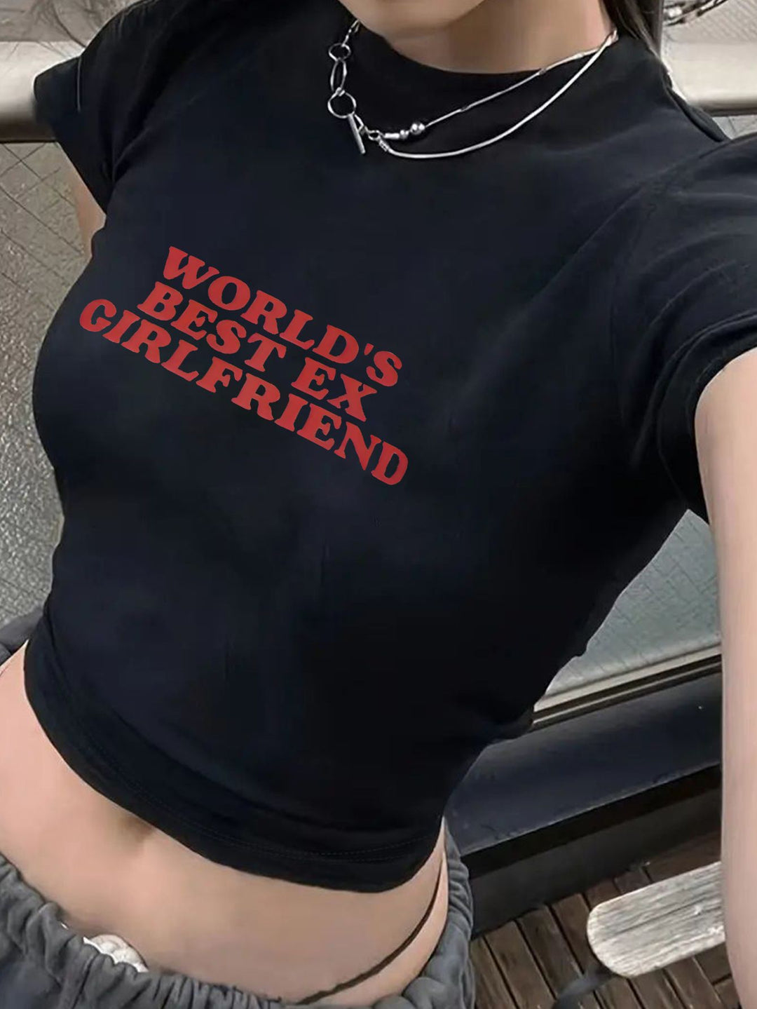 Dame Crop-T-Shirt med iøjnefaldende statement-print Skovae