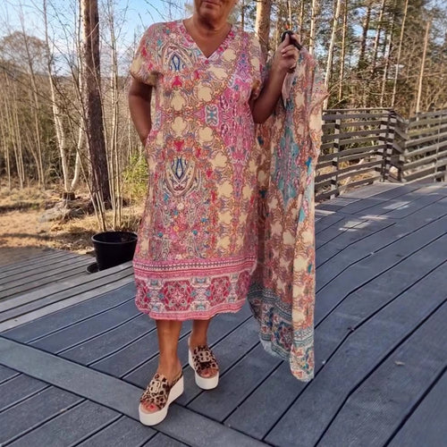Dame nan flydende midikjole i tunika-kaftan-mix med V-udskæring, korte ærmer, løstsiddende pasform og matchende pareo Skovae