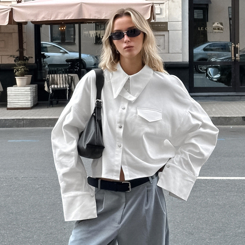 Dame Crop-Skjorte med elegante Oversized-Ærmer og Knapdetaljer Stilla