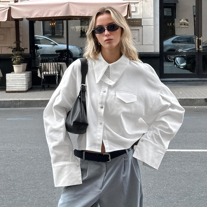 Dame Crop-Skjorte med elegante Oversized-Ærmer og Knapdetaljer Stilla