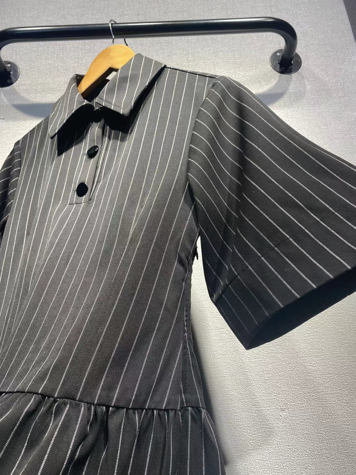 Dame kortærmet kjole med elegant stribedesign og praktiske knapdetaljer Stilla