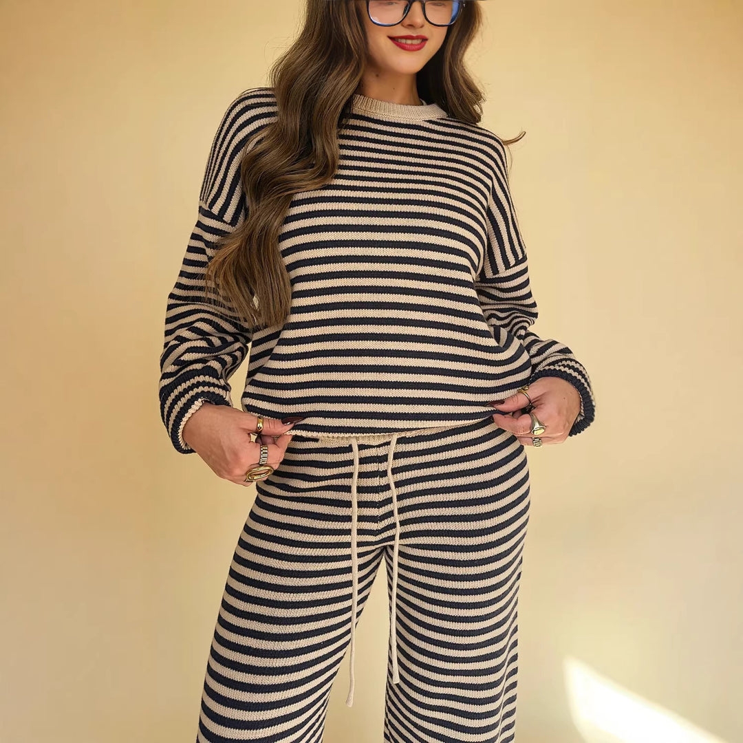 Kvindernes strikkede fritidssæt med fashionabel stribet mønster og bred pasform