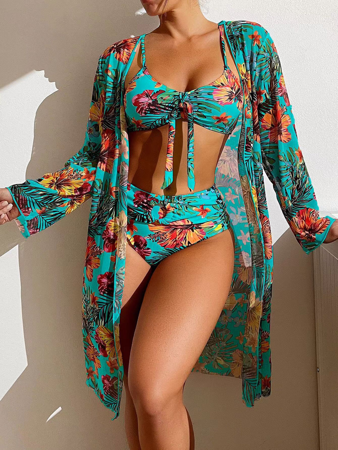Dame bikini-sæt med blomsterprint og luftig kimono-overjakke Skovae