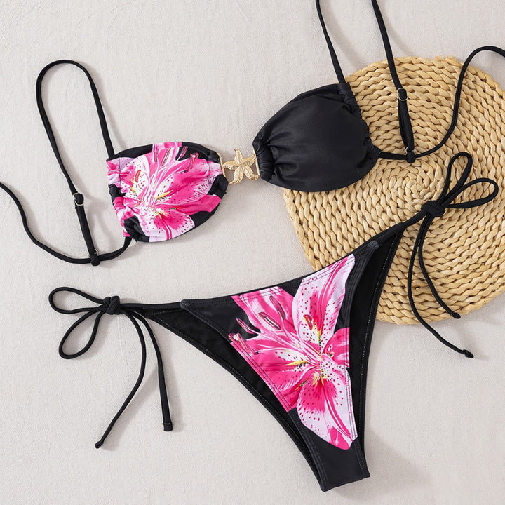 Damer trekant-bikini med blomsterdesign og elegante gulddetaljer Skovae